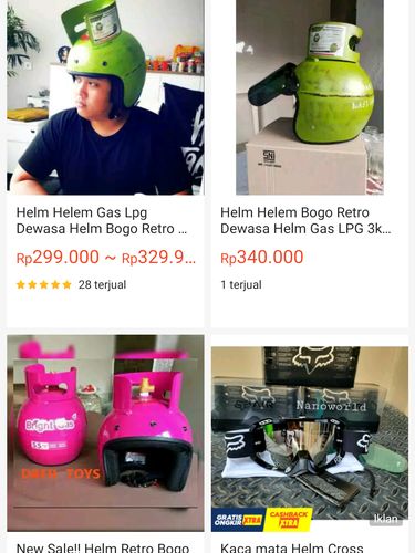 Kocaknya Kompak Pasangan Ini Pakai Helm  Bentuk  Tabung Gas 