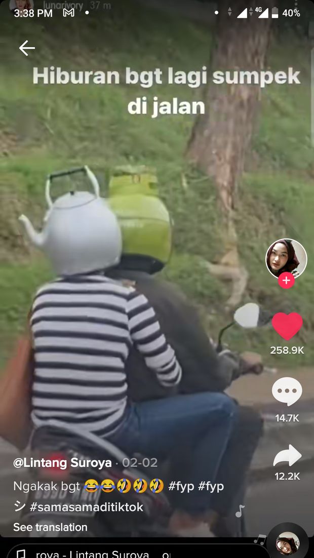 Kocaknya Kompak, Pasangan Ini Pakai Helm Bentuk Tabung Gas dan Teko