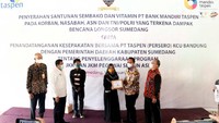 Sebanyak 900 paket sembako dan 600 paket vitamin diberikan untuk korban longsor.