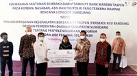 Direktur Bank Mantap Agus Sanjaya, Bupati Sumedang H. Dony Ahmad Munir, Direktur Bank Mantap Iwan Soeroto, Branch Manager Taspen KCU Bandung Andi Purwadi dalam acara simbolis penyerahan bantuan sosial Bank Mantap kepada korban bencana alam longsor di Desa Cihanjuang, Kabupaten Sumedang, Jawa Barat.