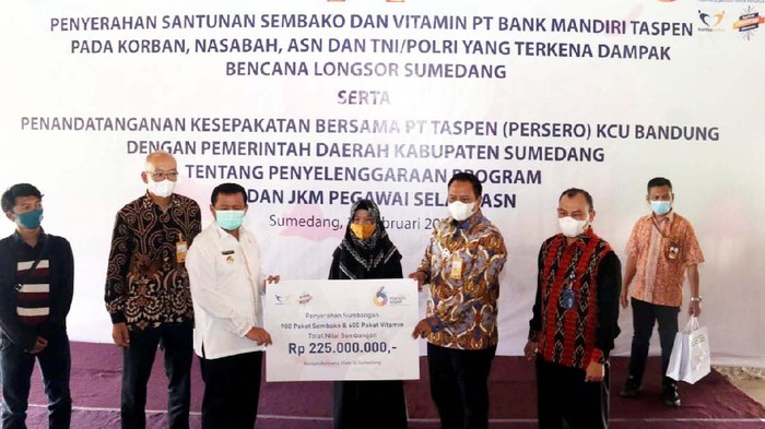 Korban Longsor di Desa Cihanjuang, Sumedang Terima Bantuan Korban bencana tanah longsor di Desa Cihanjuang, Kabupaten Sumedang, Jawa Barat, mendapat bantuan. Mereka menerima 900 paket sembako dan 600 paket vitamin.