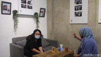 Semenjak bergabungnya Arya Saloka, gerai dimsum ini jadi semakin ramai. Terutama para penggemar sinetron Ikatan Cinta yang banyak memenuhi area pengunjung. Foto: detikcom/Riska Fitria