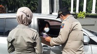 Sedikitnya 20 orang disanksi denda karena langgar aturan ganjil genap di titik check point Tugu Kujang Bogor.