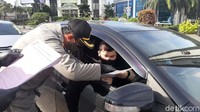 Pelanggar disanksi denda sebesar Rp 50 ribu, pelaksanaan sanksi dilakukan secara drive thrue, dan pembayaran dilakukan via transfer ke rekening Pemkot Bogor.