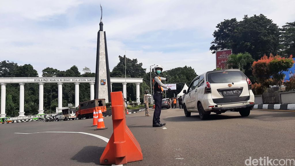 Langgar Ganjil Genap Kota Bogor, Puluhan Pengendara Didenda Aturan ganjil genap di Kota Bogor kembali diberlakukan hingga Minggu (14/2/2021). Sedikitnya 20 orang disanksi denda karena langgar aturan ganjil genap di titik check point Tugu Kujang Bogor.