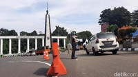 Aturan Ganjil Genap tidak diberlakukan untuk ambulans, pemadam kebakaran, ojek dan taksi online, pengantar orang sakit, pekerja, dan pengendara tujuan produktif.