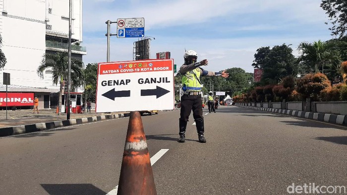 Aturan ganjil genap di Kota Bogor kembali diberlakukan hingga Minggu (14/2/2021). Sedikitnya 20 orang disanksi denda karena langgar aturan ganjil genap di titik check point Tugu Kujang Bogor.