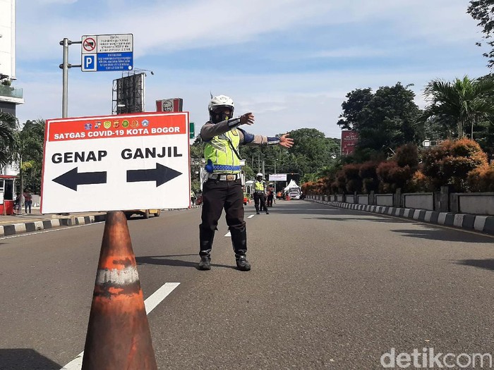 Aturan ganjil genap di Kota Bogor kembali diberlakukan hingga Minggu (14/2/2021). Sedikitnya 20 orang disanksi denda karena langgar aturan ganjil genap di titik check point Tugu Kujang Bogor.