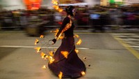 Malam Tahun Baru Imlek Internasional Cathay Pacific juga dimeriahkan dengan parade yang diiringi kelompok perjuntujan lokal untuk menghibur warga lokal maupun turis. Lam Yik Fei/Getty Images  