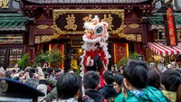 Pecinan Yokohama adalah komunitas Tionghoa terbesar di Jepang, ribuan orang berkumpul untuk merayakan Tahun Baru Imlek. Chris McGrath/Getty Images  