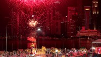 Kembang api menerangi langit Singapura pada tengah malam selama Festival River Hongbao merayakan Malam Tahun Baru China tahun 2011. Chris McGrath/Getty Images  