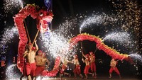 Aksi memukau tarian naga dengan kemeriahan kembang api menjadi penampilan menakjubkan yang sayangnya di tahun 2021 ini tidak bisa ditampilkan kembali akibat pandemi. Kevin Frayer/Getty Images  