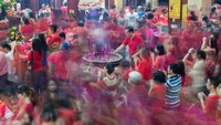 Di Filipina saat Tahun Baru Imlek 2015, hilir mudik warga keturunan Tionghoa tampak berdoa di Kuil Seng Guan, di Manila, Filipina. Dondi Tawatao/Getty Images  