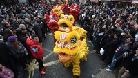 Imlek tahun 2020 juga dimeriahkan dengan penampilan penari naga di jalanan Manila, Filipina. Lam Yik Fei/Getty Images  