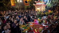 Di Vietnam, orang-orang akan ramai berdoa untuk kesehatan, kekayaan, dan keberuntungan bagi keluarga mereka pada Malam Tahun Baru Imlek di Kuil Tay Ho, Hanoi, Vietnam, Sabtu (28/1/2017). Linh Pham/Getty Images  