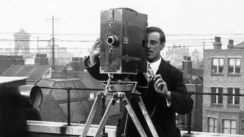 Foto tahun 1912 yang menunjukkan kamera Kinetograf atau kamera film paling awal. Aslinya dipatenkan pada tahun 1891 dan dirancang oleh WKL Dickson yang bekerja di bawah arahan Thomas Alva Edison. Getty Images/Hulton Archive  