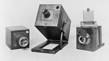 Tiga dari kamera asli yang digunakan oleh Fox Talbot untuk menghasilkan foto menggunakan proses kalotipe tahun 1840-1841. Getty Images/Spencer Arnold Collection  