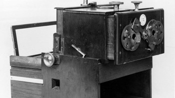 Kamera stereo awal yang dipamerkan di Science Museum, Kensington, London. Getty Images/Hulton Archive  