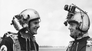 Dua anggota tim parasut Royal Air Force, The Falcons, Sersan Julien Tasker dan Sersan Penerbangan Terence Allen dilengkapi dengan kamera diam dan kamera film untuk memotret jatuhnya mereka di Abingdon Air Fair. Getty Images/Jim Gray  