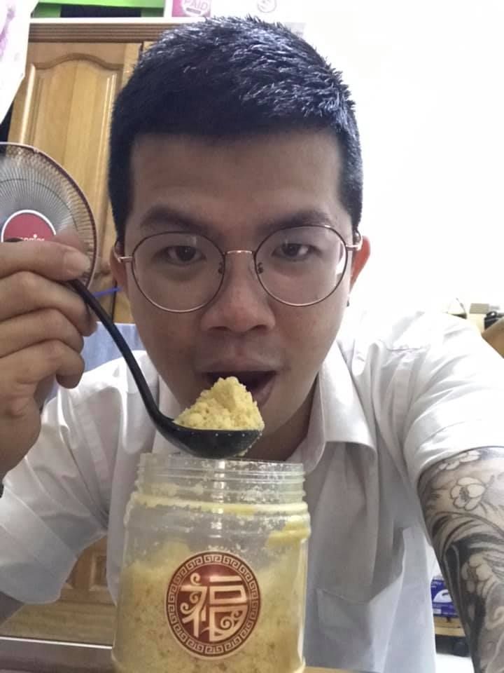 makan kue imlek pakai sendok besar