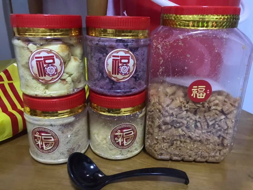makan kue imlek pakai sendok besar