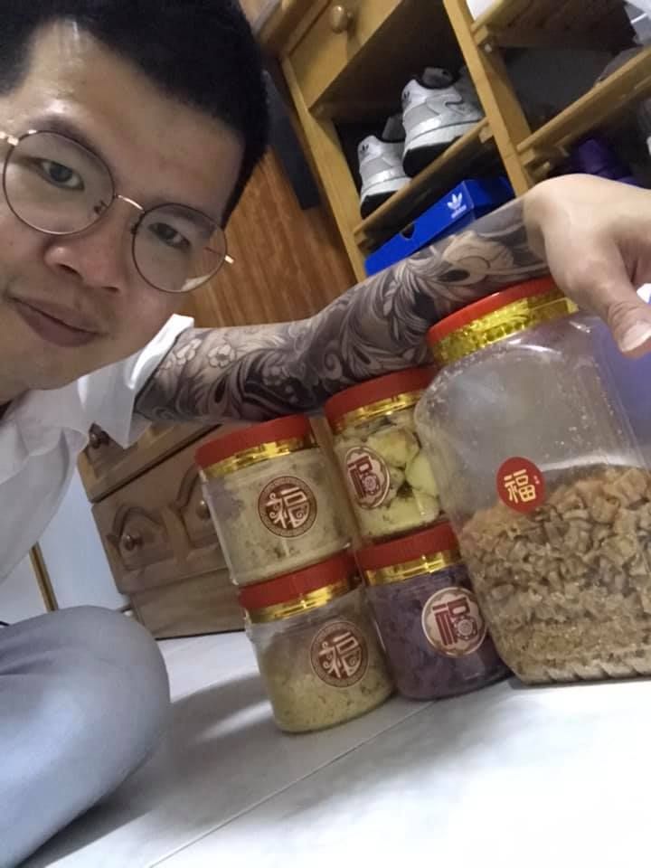 makan kue imlek pakai sendok besar