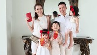 Tahun ini, Maya Septha dan keluarga memilih warna putih untuk baju Imlek keluarga. Karena pandemi Corona Maya Septha hanya rayakan Imlek dengan keluarga menggunakan video call. Foto: dok. Instagram Maya Septha
