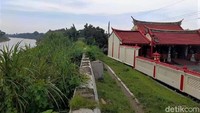 Sejak dulu, sungai merupakan cikal bakal munculnya sebuah peradaban. Termasuk munculnya komunitas etnis Tionghoa di Brebes, juga dimulai dari daerah pinggiran sungai. Ada dua sungai besar yang menjadi saksi lahirnya kampung pecinan, yakni sungai Pemali dan Cisanggarung di Kecamatan Losari.