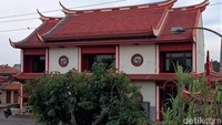 Etnis Tionghoa yang ke Brebes menetap di pinggir sungai Cisanggarung dan Pemali. Lambat laut, etnis China ini membentuk komunitas yang sekarang dikenal dengan kampung pecinan. Warga Tionghoa yang bermukim di pinggiran sungai ini hidup bersama warga pribumi lainnya. Komunitas ini kemudian membangun klenteng dan rumah rumah toko sebagai tempat usaha.