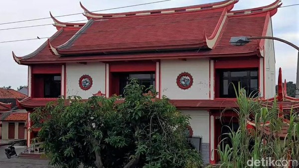 Etnis Tionghoa yang ke Brebes menetap di pinggir sungai Cisanggarung dan Pemali. Lambat laut, etnis China ini membentuk komunitas yang sekarang dikenal dengan kampung pecinan. Warga Tionghoa yang bermukim di pinggiran sungai ini hidup bersama warga pribumi lainnya. Komunitas ini kemudian membangun klenteng dan rumah rumah toko sebagai tempat usaha. Etnis Tionghoa yang ke Brebes menetap di pinggir sungai Cisanggarung dan Pemali. Lambat laut, etnis China ini membentuk komunitas yang sekarang dikenal dengan kampung pecinan. Warga Tionghoa yang bermukim di pinggiran sungai ini hidup bersama warga pribumi lainnya. Komunitas ini kemudian membangun klenteng dan rumah rumah toko sebagai tempat usaha.