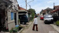 Khusus di pinggiran sungai Cisanggarung Losari, sambung Wijanarto, sebenarnya sudah ada komunitas etnis China sebelum ada eksodus besar-besaran dari Batavia. Mereka bermukim di pinggir sungai ini sejak zaman kerajaan Demak. Daerah ini pun berkembang menjadi bandar pelabuhan dan pusat aktivitas perdagangan. Seiring perkembangan zaman, kampung pecinan lambat laun mulai ditinggalkan. 