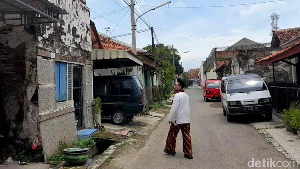 Khusus di pinggiran sungai Cisanggarung Losari, sambung Wijanarto, sebenarnya sudah ada komunitas etnis China sebelum ada eksodus besar-besaran dari Batavia. Mereka bermukim di pinggir sungai ini sejak zaman kerajaan Demak. Daerah ini pun berkembang menjadi bandar pelabuhan dan pusat aktivitas perdagangan. Seiring perkembangan zaman, kampung pecinan lambat laun mulai ditinggalkan. Khusus di pinggiran sungai Cisanggarung Losari, sambung Wijanarto, sebenarnya sudah ada komunitas etnis China sebelum ada eksodus besar-besaran dari Batavia. Mereka bermukim di pinggir sungai ini sejak zaman kerajaan Demak. Daerah ini pun berkembang menjadi bandar pelabuhan dan pusat aktivitas perdagangan. Seiring perkembangan zaman, kampung pecinan lambat laun mulai ditinggalkan.