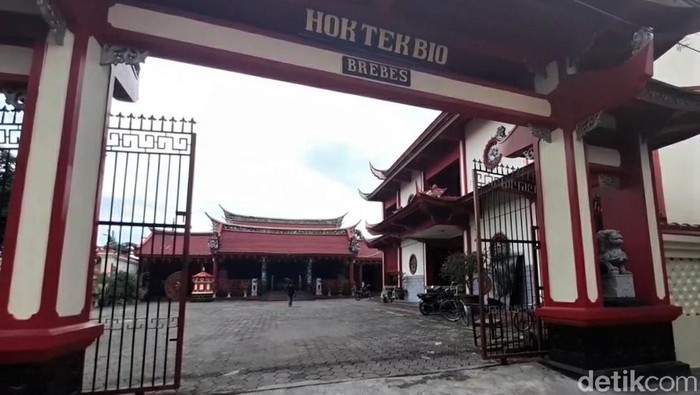 Wilayah Brebes punya beberapa jejak peninggalan kampung China atau pecinan. Komunitas etnis Tionghoa ini mengelompok di pinggiran sungai Pemali dan Cisanggarung