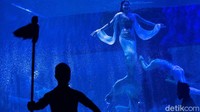 Pertunjukkan dimulai dari teater dengan tajuk Pearl of The Sea yang disutradarai oleh Peter Wilson.