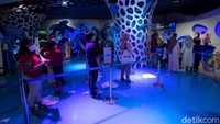 Kehadiran pertunjukan naga bawah air dan putri duyung itu pun menjadi daya tarik tersendiri bagi para pengunjung Jakarta Aquarium & Safari.  