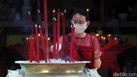 Perayaan Tahun Baru Imlek kali ini diselenggarakan di masa pandemi. Oleh karena itu, warga yang hendak berdoa di Vihara Gayatri pun diwajibkan untuk menerapkan protokol kesehatan.