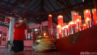 Salah satunya yakni mengenakan masker saat beraktivitas di dalam vihara.  