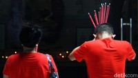 Seperti diketahui, di momen perayaan Tahun Baru Imlek, warga keturunan Tionghoa mendatangi vihara maupun klenteng untuk memanjatkan doa menyambut tahun yang baru.  