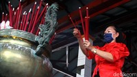 Digelar di masa pandemi virus Corona, warga yang hendak berdoa di Vihara Gayatri pun diwajibkan untuk menerapkan protokol kesehatan guna mengantisipasi COVID-19.  