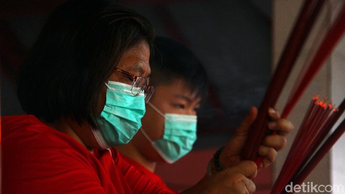 Perayaan Imlek tahun ini diselenggarakan dengan terapkan protokol kesehatan yang ketat guna mencegah virus Corona. Hal itu terlihat di Vihara Gayatri Depok.