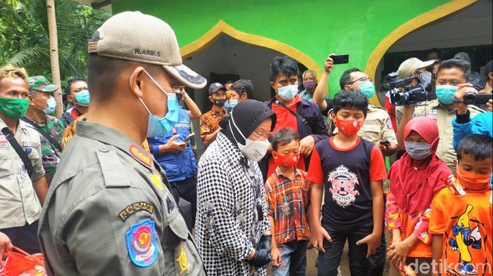 Mensos Risma temui pengungsi korban tanah longsor di Kebumen