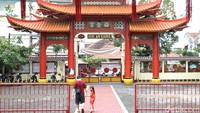 Sejumlah warga keturunan Tionghoa berdatangan ke Klenteng Hok An Kiong di kawasan Muntilan, Jawa Tengah, untuk memanjatkan doa di momen Tahun Baru Imlek.
