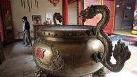 Benda berbentuk bulat yang diapit dua naga di kedua sisinya itu diletakan di pintu tengah utama dari Klenteng yang dibangun tahun 1871 ini.