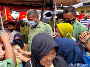 Saat Warga Kucing-kucingan demi Dapat Angpau Imlek di Tengah Pandemi