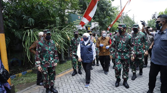 Panglima TNI meminta Pangdam Brawijaya berkoordinasi dengan Kapolda Jatim untuk melacak dan memperketat PPKM di 210 RT di Jatim yang masih di zona merah. (dok Puspen TNI)
