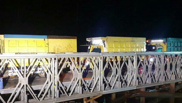 Pembangunan jembatan darurat dari rangka baja (bailey) untuk mengganti jembatan Sungai Salim di Kabupaten Banjar, Kalimantan Selatan (Kalsel) telah rampung (Foto: Antara)