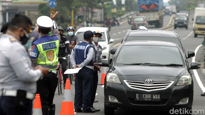 Pengendara yang melintas di Jalan Raya Jogja-Magelang, Yogyakarta, dihadang petugas gabungan Satgas COVID-19. Mereka wajaib menunjukan surat keterangan bebas Corona.