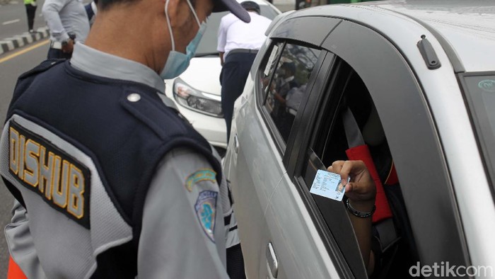 Pengendara yang melintas di Jalan Raya Jogja-Magelang, Yogyakarta, dihadang petugas gabungan Satgas COVID-19. Mereka wajaib menunjukan surat keterangan bebas Corona.