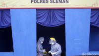 Selain pemeriksaan surat keterangan bebas Covid, petugas juga melakukan Rapid Test Antigen kepada penumpang dari luar daerah Yogyakarta.