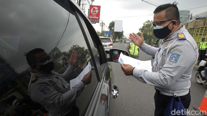 Pengendara yang melintas di Jalan Raya Jogja-Magelang, Yogyakarta, dihadang petugas gabungan Satgas COVID-19. Mereka wajaib menunjukan surat keterangan bebas Corona.